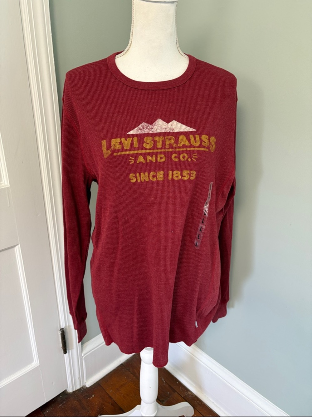 NWT Levi's Maroon Long Sleeve‎ Waffle Knit Graphic Top Large
